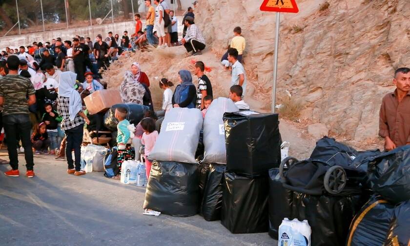 Μυτιλήνη: Σε εξέλιξη η επιχείρηση μετακίνησης 1.500 προσφύγων και μεταναστών από το νησί (pics)