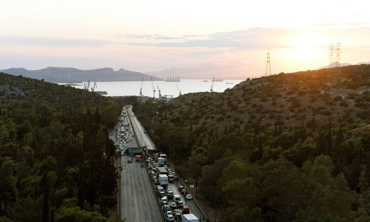 Τροχαίο με νταλίκα ΤΩΡΑ στην Αθηνών - Κορίνθου: Μποτιλιάρισμα χιλιομέτρων
