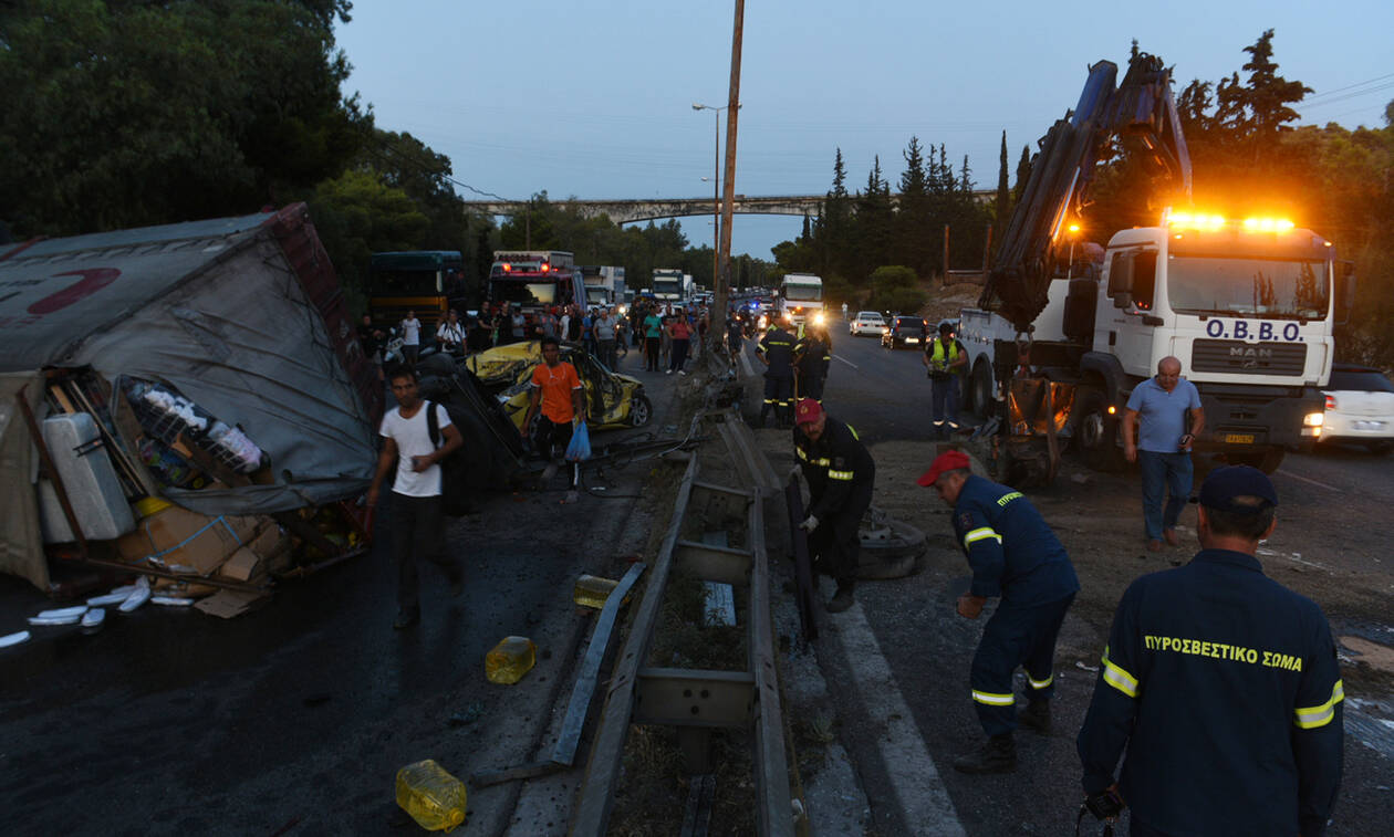 Τροχαίο στην Αθηνών - Κορίνθου: Απίστευτη ταλαιπωρία για εκατοντάδες οδηγούς - Ατελείωτη η ουρά