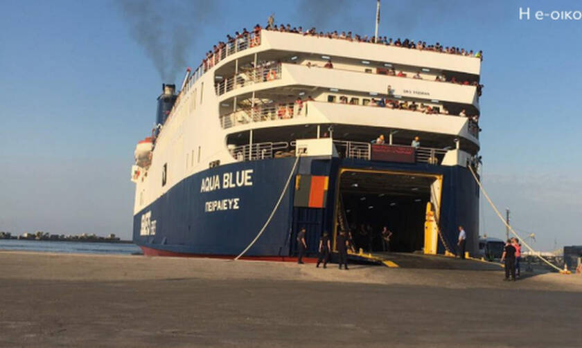 «Aqua Blue» with more than 720 refugees and migrants arrived at the port of Thessaloniki