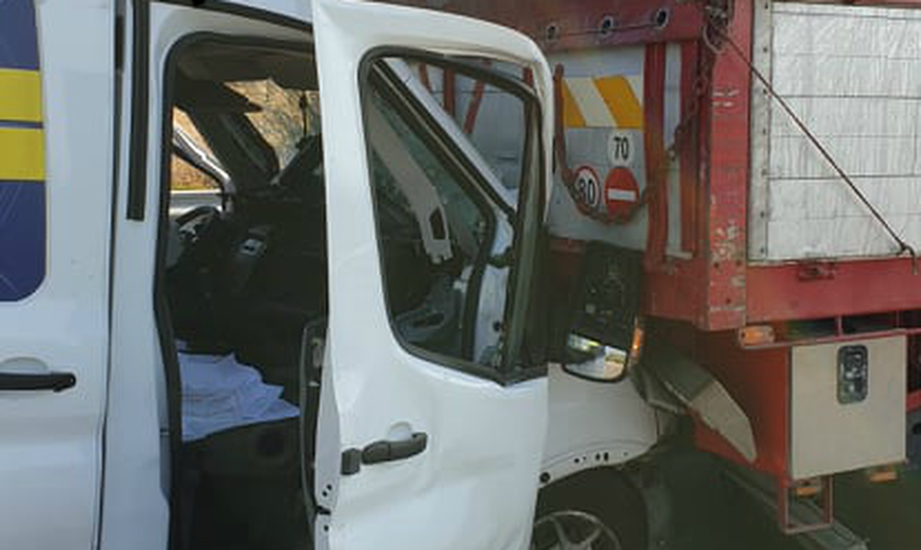 Τροχαίο στην Κορίνθου – Πατρών: Βανάκι «καρφώθηκε» σε φορτηγό (pics&vid)