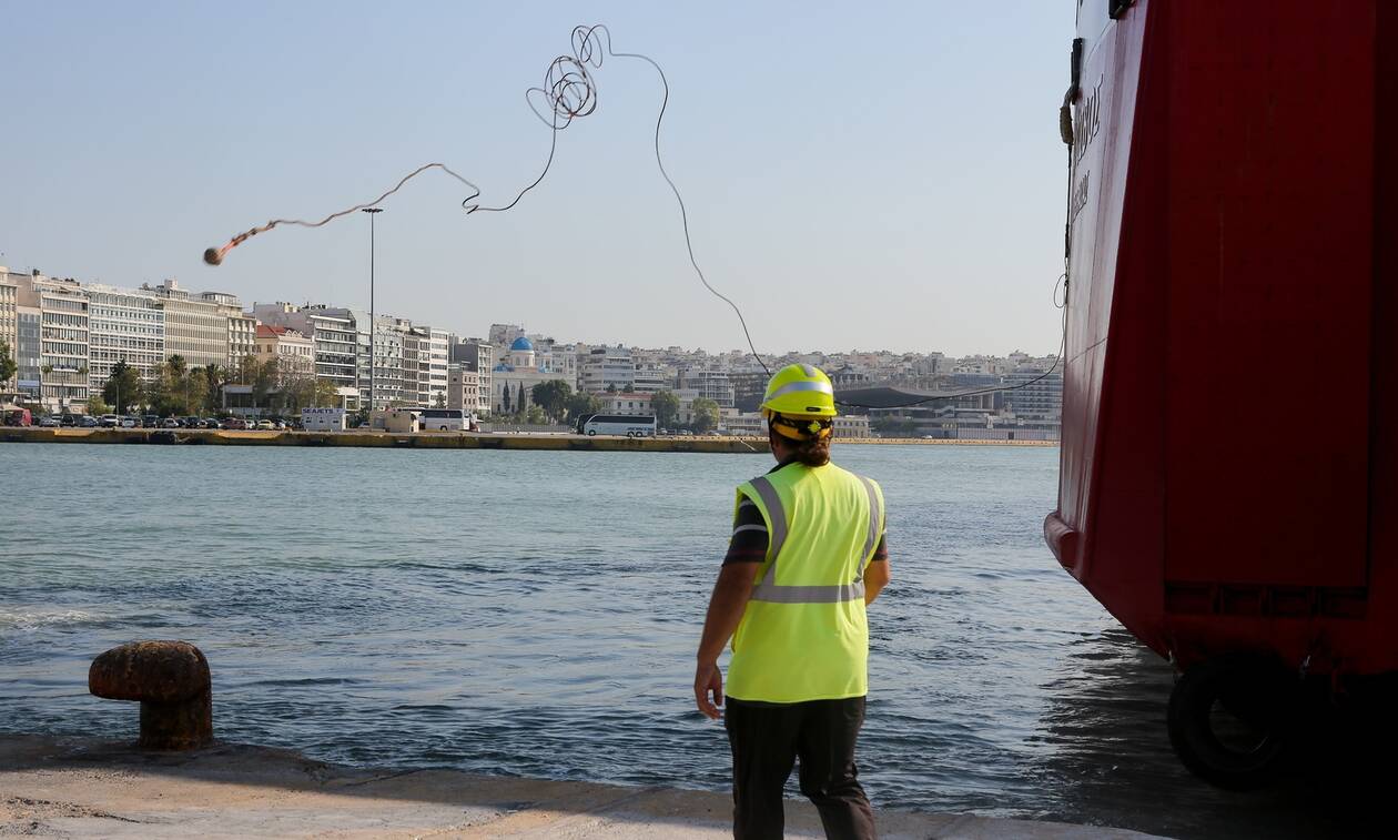 «Εγκλωβισμένοι» στον Πειραιά 170 επιβάτες καταμαράν λόγω μηχανικής βλάβης