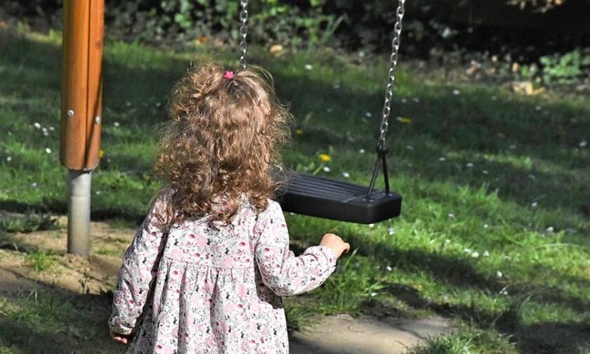 Κρήτη: Άφησαν μόνο στο πάρκο κοριτσάκι 3 ετών!