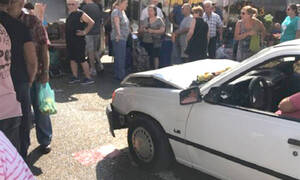 Εικόνες ΣΟΚ από το τροχαίο στην Ηλιούπολη  - Αυτοκίνητο έπεσε σε πάγκο Λαϊκής (pics)