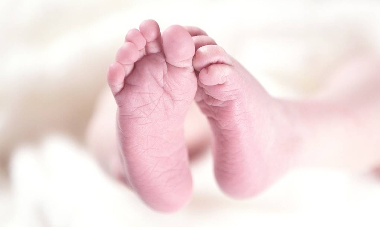 Εικόνες φρίκης: Η στιγμή που πατέρας πουλά το νεογέννητο μωρό του για 6.500 ευρώ (pics)
