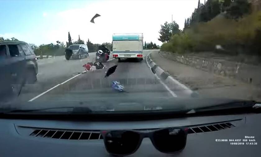 Απίστευτο ατύχημα με μοτοσικλέτα σε «τυφλή» προσπέραση (vid)