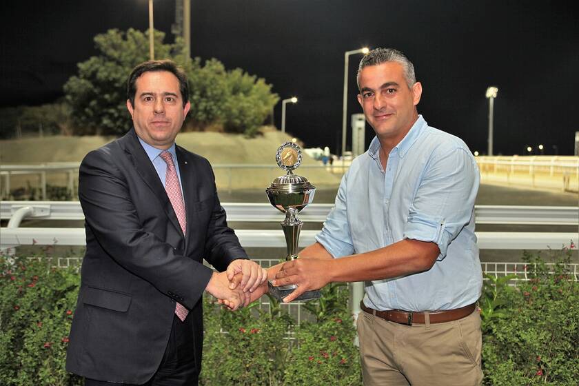Ο Υφυπουργός Εργασίας και Κοινωνικών Υποθέσεων Νότης Μηταράκης και ο προπονητής Χάρης Χαραλάμπους.