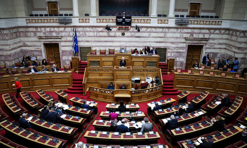 Ποιος πρώην Έλληνας βουλευτής παντρεύτηκε τη σωματοφύλακά του (Pics)