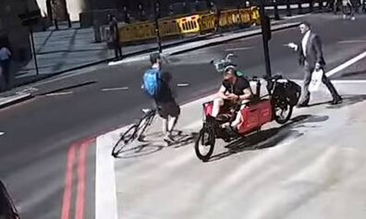 Λονδίνο: Η στιγμή που ποδηλάτης… ρίχνει κουτουλιά σε πεζό (vid)