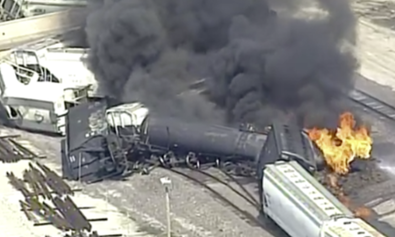 Συναγερμός στις ΗΠΑ: Τρένο εκτροχιάστηκε και τυλίχθηκε στις φλόγες (vid)