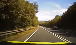 Βίντεο: Περιπολικό κάνει σήμα σε νέο οδηγό να σταματήσει - Ακολούθησε χαμός στην άσφαλτο