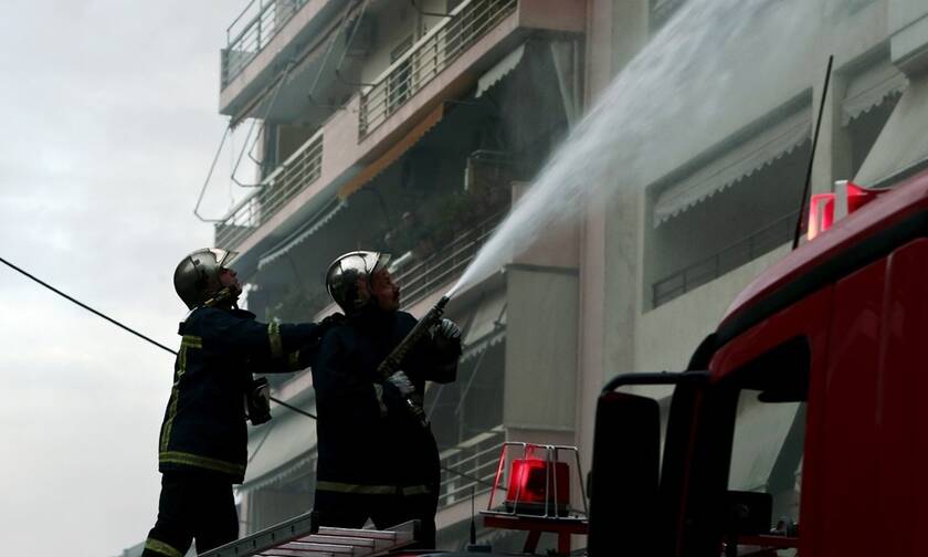 Πυροσβέστες απεγκλώβισαν ηλικιωμένη με σοβαρά εγκαύματα από φλεγόμενο διαμέρισμα