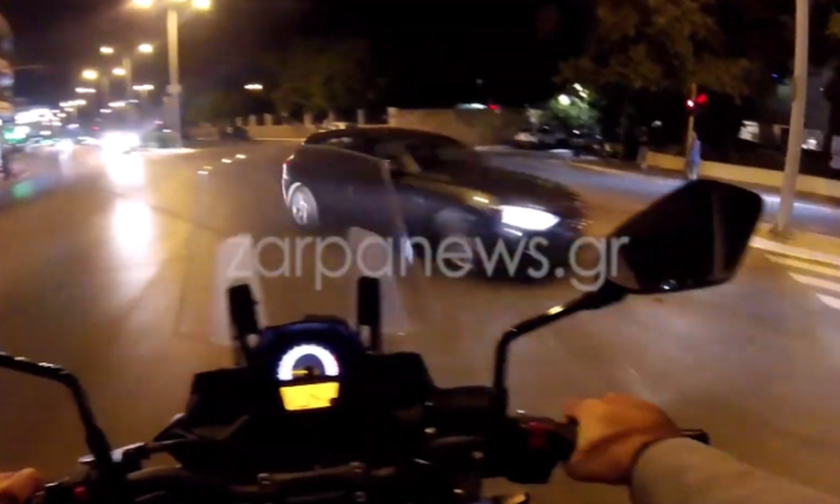 Βίντεο-σοκ! Ελληνάρας οδηγός περνάει με κόκκινο σαν να μην τρέχει τίποτα!