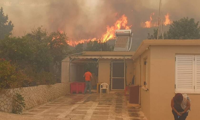 Φωτιά στη Ζάκυνθο: Οι φλόγες έφτασαν στο χωριό Κερί - Εκκενώνονται σπίτια και ξενοδοχείο