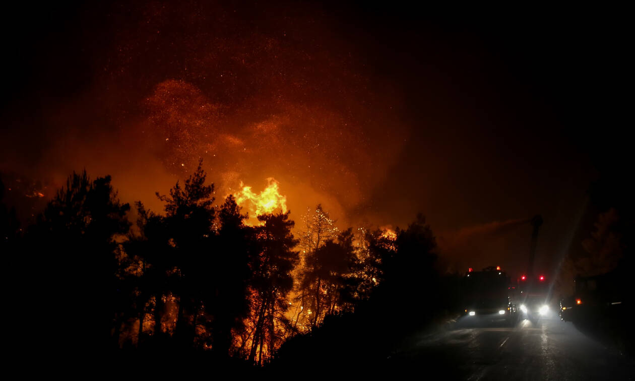 Φωτιά Ζάκυνθος: Νύχτα «κόλαση» στο νησί - «Γλύφουν» σπίτια οι φλόγες (pics+vids)