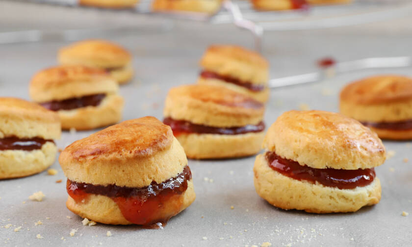 Σήμερα, ετοιμάστε αφράτα μπισκότα με μαρμελάδα φράουλας