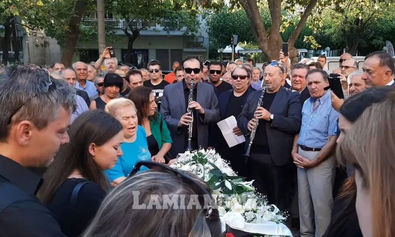Σπαραγμός στην κηδεία του Γιώργου Τζαμάρα - Ράγισαν καρδιές στο μοιρολόι της Φιλιώς Πυργάκη
