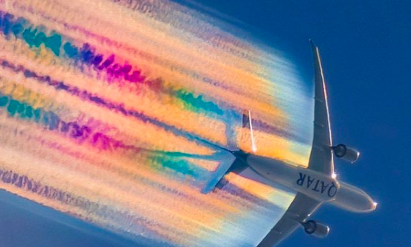 Γιατί μερικά αεροπλάνα αφήνουν πίσω τους πολύχρωμες «ουρές»; - Ένα σπάνιο και εντυπωσιακό θέαμα