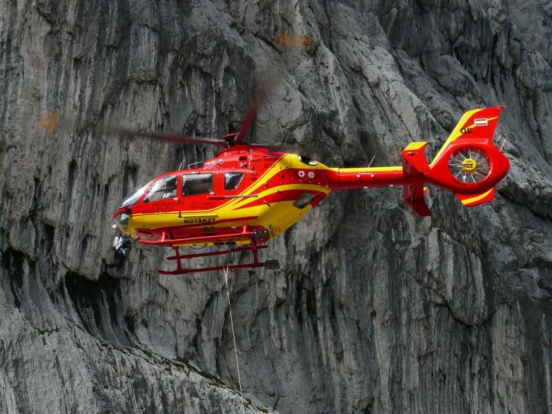 rescue-helicopter-61009_1920.jpg