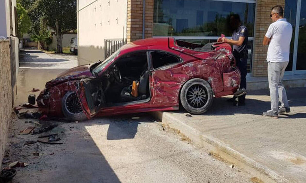 Σοβαρό τροχαίο στην Αρτέμιδα: Τραυματισμένος απεγκλωβίστηκε ο οδηγός (pics)