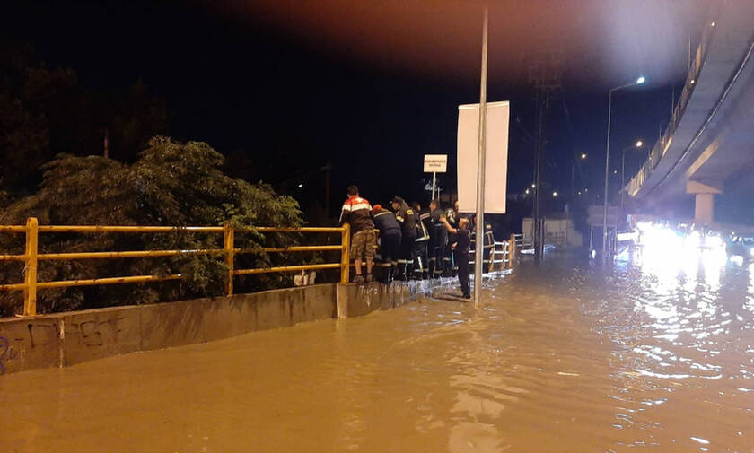 «Σαρώνει» η κακοκαιρία: Πλημμύρες, χαλάζι κι απεγκλωβισμοί σε Θεσσαλονίκη και Τρίκαλα (pics&vids)