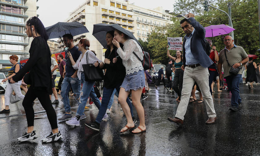 Καιρός: Άνοιξαν οι ουρανοί στο κέντρο της Αθήνας