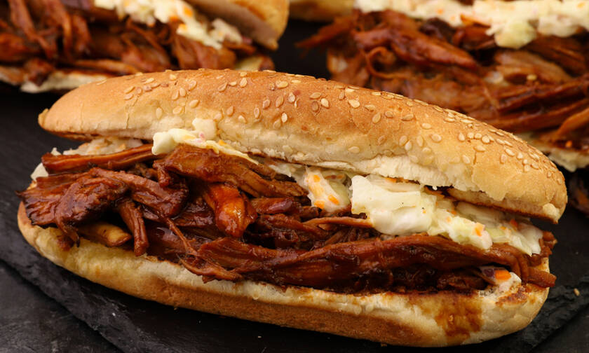 Δοκιμάστε αυτή την φανταστική συνταγή για pulled pork sandwich