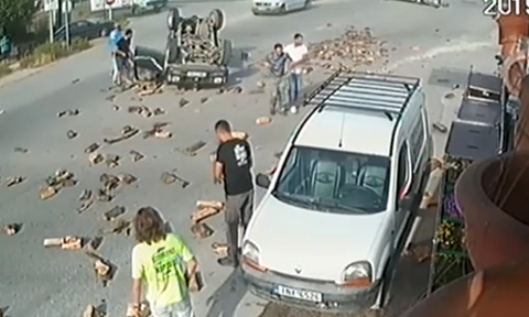 Ιωάννινα: Βίντεο - σοκ από τροχαίο αγροτικού με φορτηγάκι