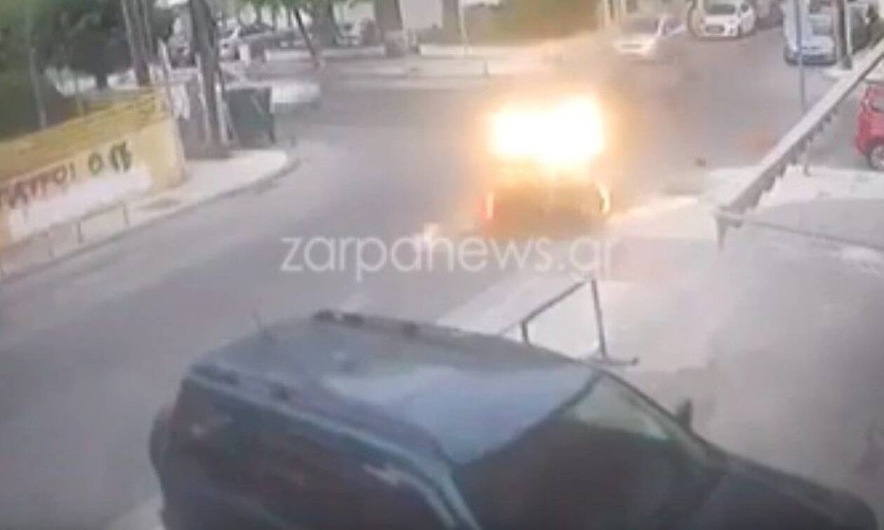Βίντεο - ΣΟΚ από τα Χανιά:  Αυτοκίνητο διαλύει μηχανάκι σε διάβαση και εξαφανίζεται