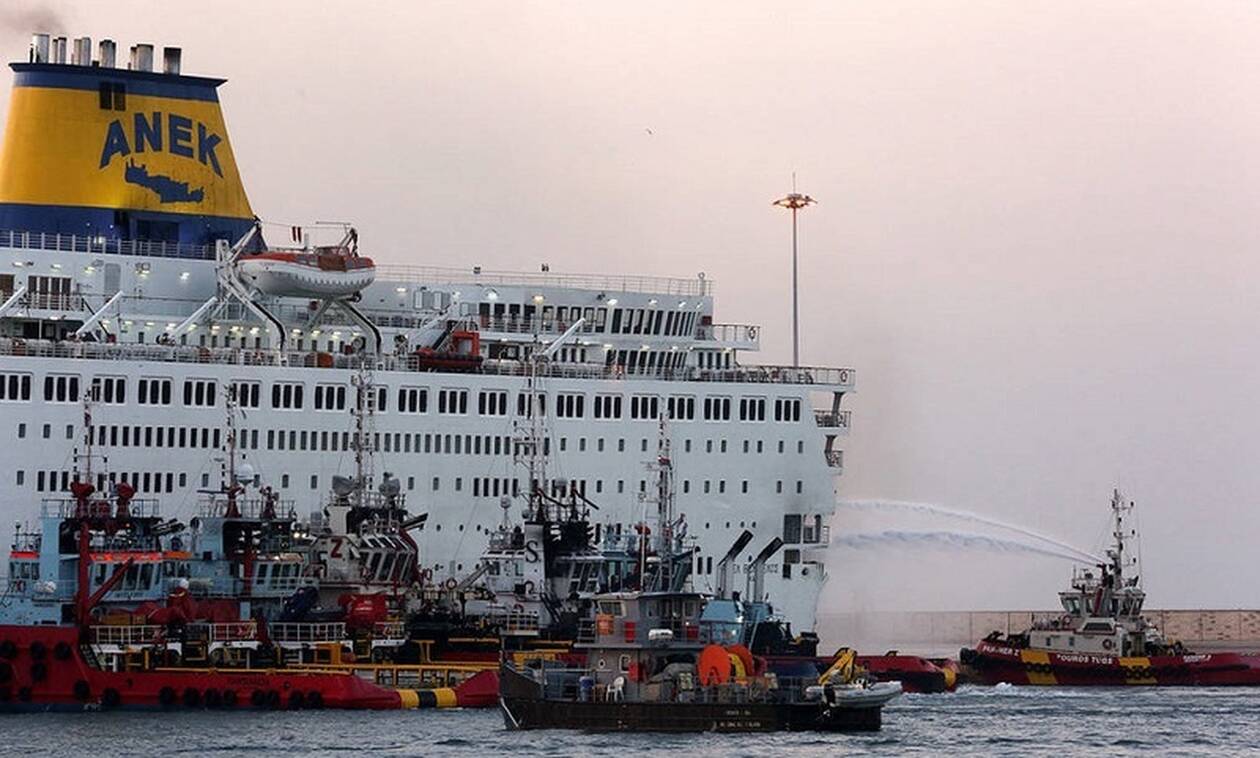Μεγάλη φωτιά σε πλοίο στην Ηγουμενίτσα - Τρόμος για τους εκαντοντάδες επιβάτες