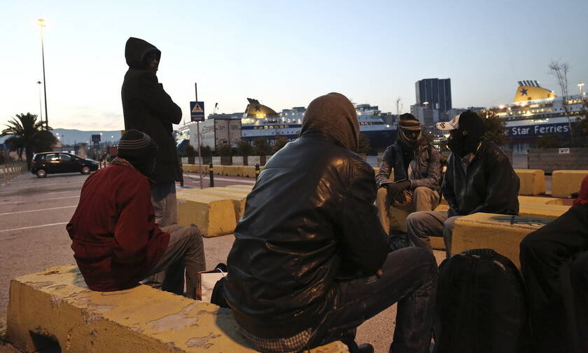 Έφτασαν στον Πειραιά οι 215 μετανάστες από τη Μυτιλήνη