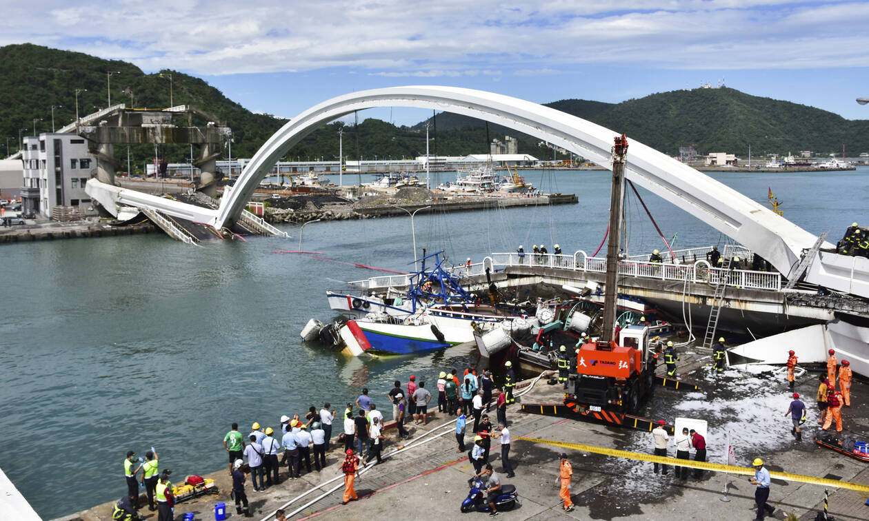 Εικόνες - σοκ: Γέφυρα καταρρέει πάνω σε σκάφη - Φόβοι για θύματα (pics&vid)