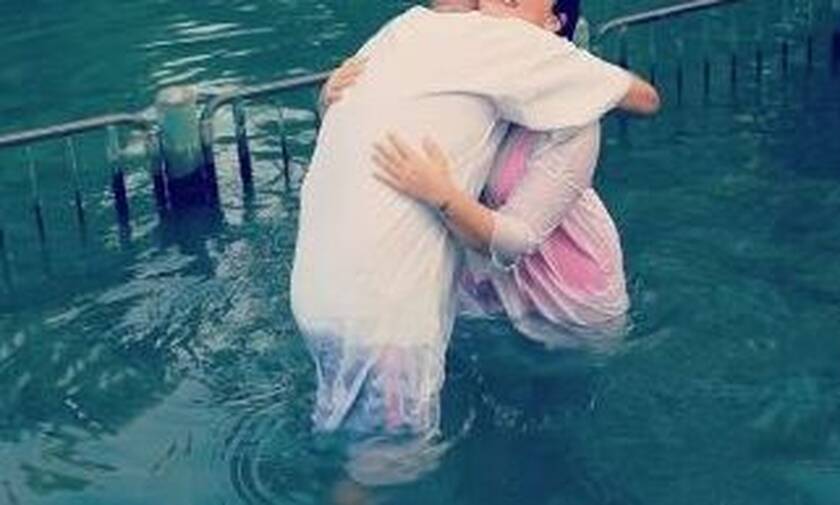 Πασίγνωστη τραγουδίστρια βαφτίστηκε στον Ιορδάνη ποταμό (pics)