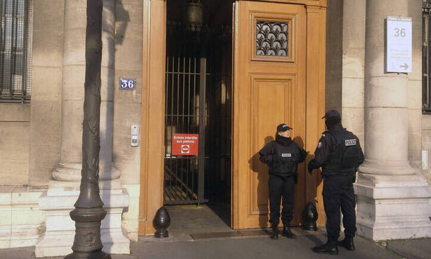 Συναγερμός στο Παρίσι: Αστυνομικός δέχτηκε επίθεση με μαχαίρι  