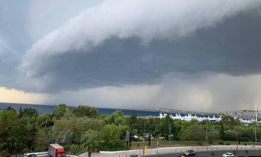 Shelf cloud: To γιγάντιο σύννεφο που «κατάπιε» την Αττική - Συγκλονιστικές φωτογραφίες