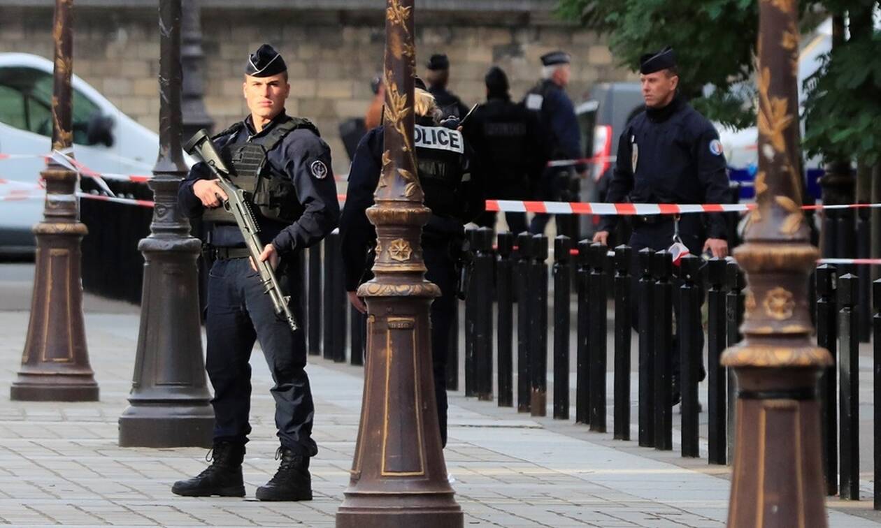 Μακελειό στο Παρίσι: Σοκάρει η εικόνα του νεκρού δράστη - Είχε ασπαστεί το Ισλάμ (pics+vids)