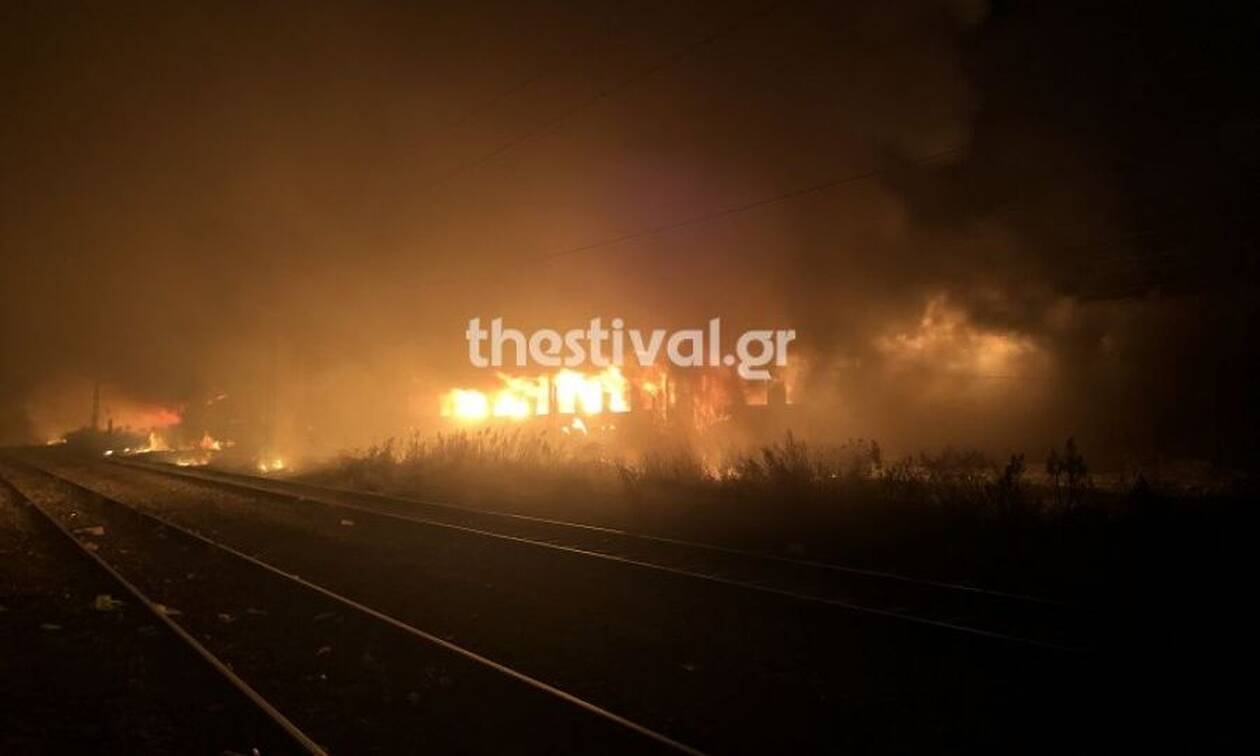 Θεσσαλονίκη: Μεγάλη φωτιά σε βαγόνια του ΟΣΕ - Καθυστερήσεις στα δρομολόγια (pics+vid)