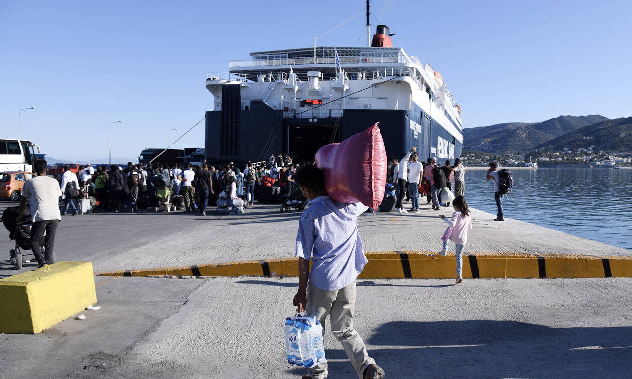 Στον Πειραιά πρόσφυγες και μετανάστες από την Σύμη - Μεταφέρθηκαν με πλοίο του Πολεμικού Ναυτικού