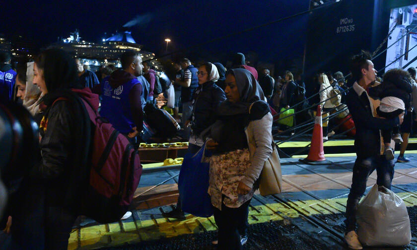 Hellenic Navy ship transfers over 500 migrants from Symi to Piraeus