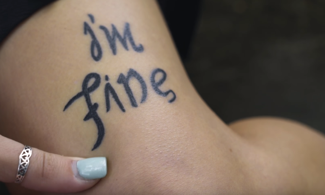 Το τατουάζ της φαίνεται να γράφει «είμαι καλά» - Θα συγκινηθείς μόλις μάθεις το κρυφό του μήνυμα