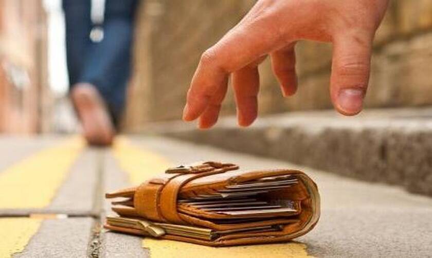 Έχασε το πορτοφόλι του και το βρήκε ένας ξένος - Ο τρόπος που τον ενημέρωσε έγινε viral (pics)