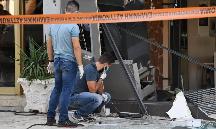 Ισχυρή έκρηξη στη Γλυφάδα: «Κατεδάφισαν» ΑΤΜ - Ένας ελαφρά τραυματίας