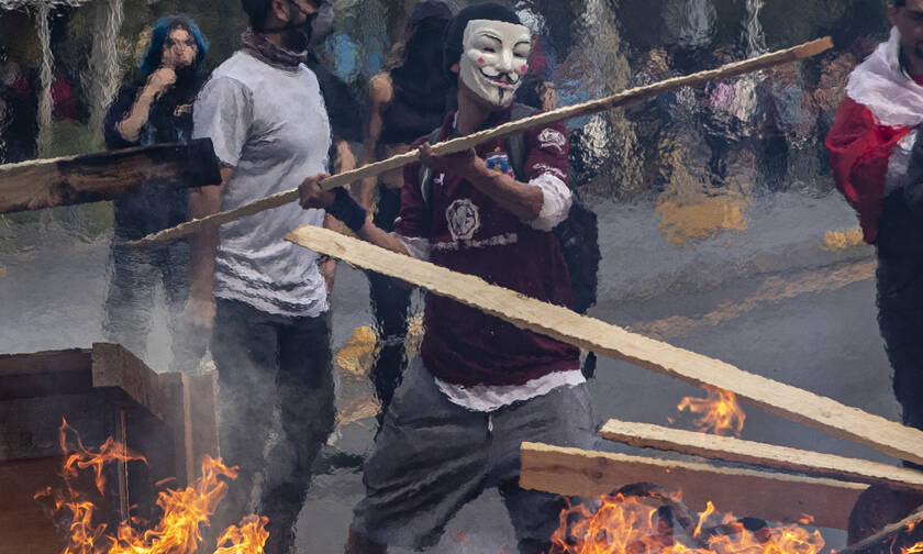 Χάος στη Χιλή: Ταραχές, λεηλασίες, διαδηλώσεις και τρεις νεκροί στο Σαντιάγκο (pics&vids)