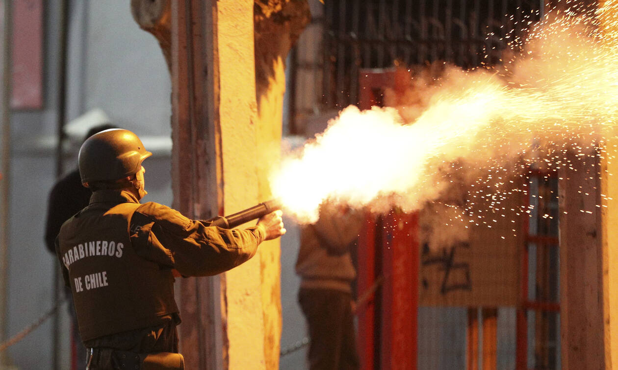 «Πόλεμος» στη Χιλή: Στους επτά οι νεκροί από τις ταραχές που συγκλονίζουν τη χώρα (pics&vids)