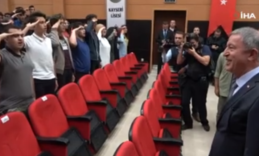 Σάλος για το κρεσέντο τουρκικής προπαγάνδας: Μαθητές υποδέχονται τον Ακάρ με στρατιωτικό χαιρετισμό