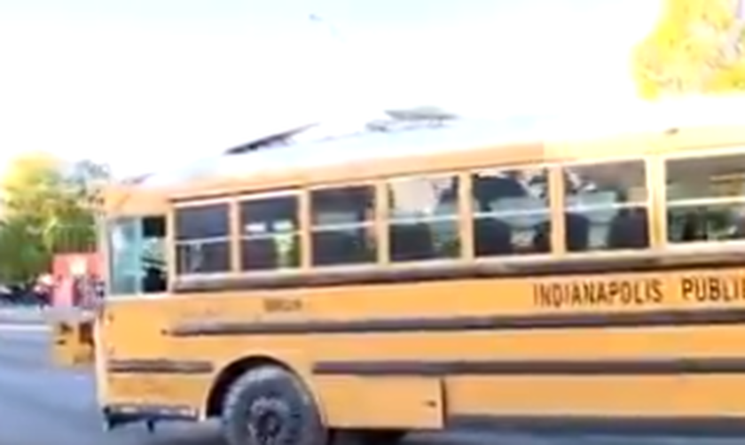 ΗΠΑ: Σχολικό λεωφορείο «μπούκαρε» μέσα σε κατάστημα - Απίστευτες εικόνες 
