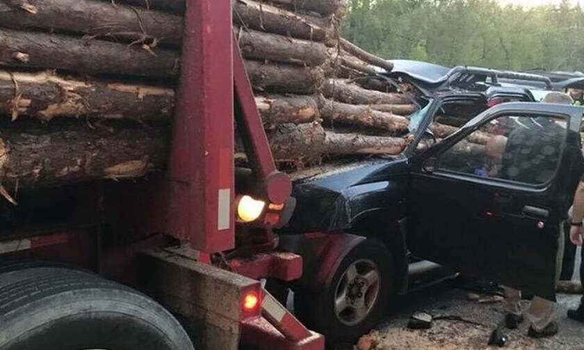 Φρικτό τροχαίο: Κορμοί δέντρων καρφώθηκαν σε αυτοκίνητο - Σκληρές εικόνες