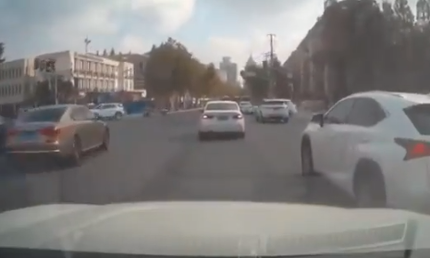 Τροχαίο δυστύχημα με δύο νεκρούς - Αυτοκίνητο διέσχισε διασταύρωση με μεγάλη ταχύτητα (video)