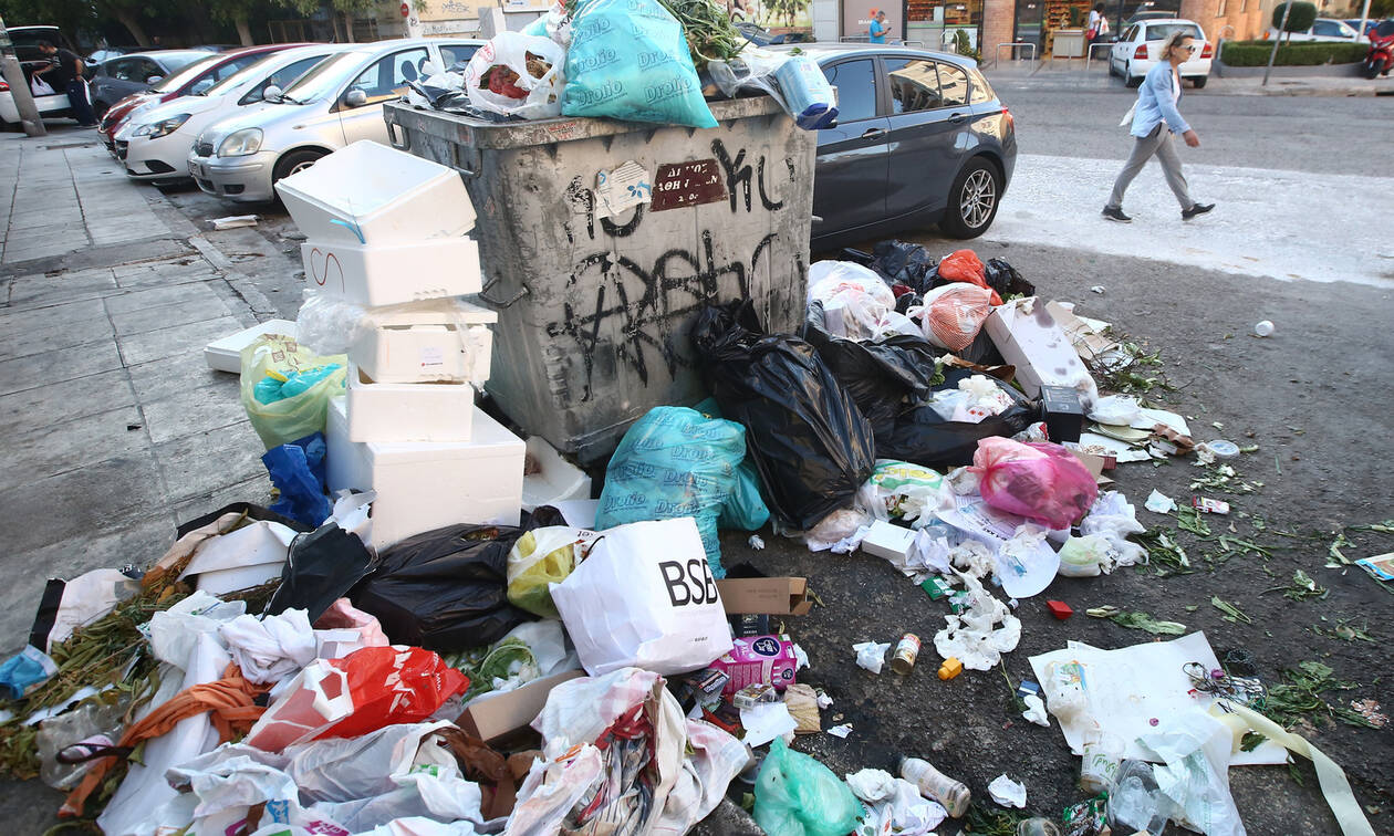 Λόφοι από σκουπίδια «πνίγουν» την Αθήνα (pics)