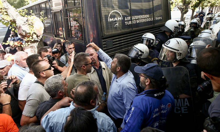 Χάος στην Αθήνα: Συγκέντρωση και κλειστοί δρόμοι αυτή την ώρα στο κέντρο - Ένταση έξω από τη Βουλή